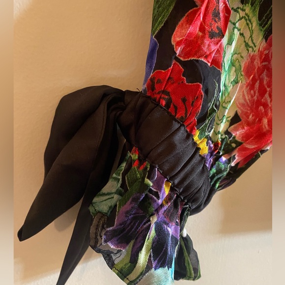 Alice and Olivia
Randa Tied Blouson-Sleeve Button-Front
Blouse - Picture 5 of 9